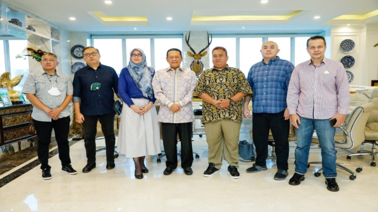 Ketua MPR RI Bambang Soesatyo (tengah) bersama pengurus  Yayasan Al Muttaqien Care . Foto: Dok MPR