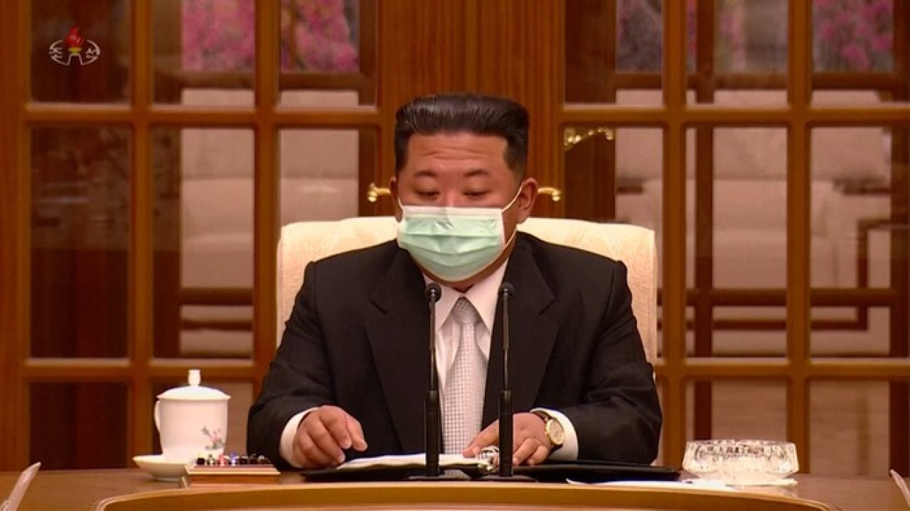 Kim Jong-un bermasker. (Net)