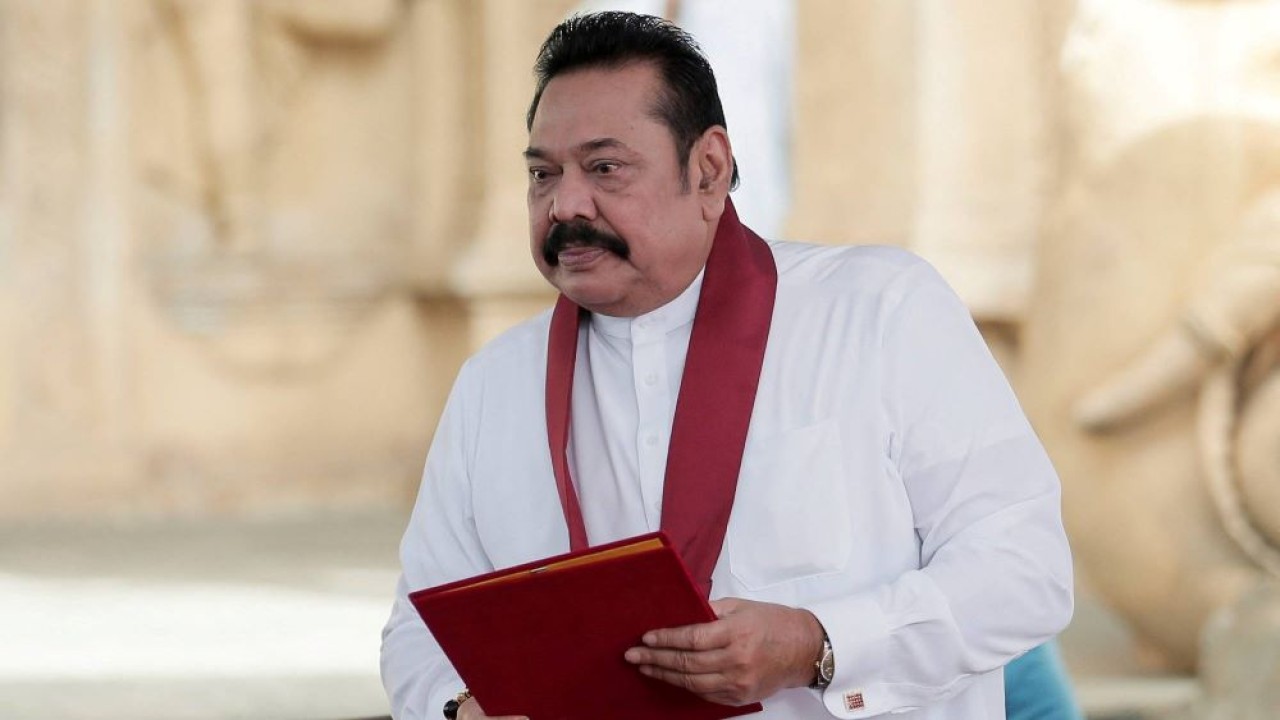 Mahinda Rajapaksa setelah membacakan sumpahnya sebagai perdana menteri baru Sri Lanka selama upacara pengambilan sumpah di kuil Buddha Kelaniya di Kolombo, Sri Lanka, pada Agustus 2020. (Reuters)