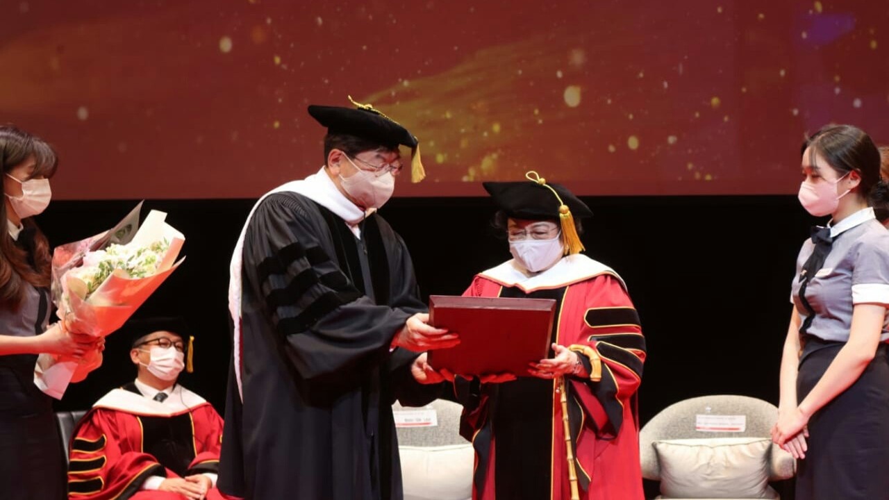 Megawati Soekarnoputri saat menerima gelar profesor dari Seoul Institute of the Arts.