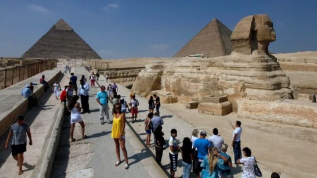 Sejumlah wisatawan berfoto di Sphinx dan Piramida Giza Kairo, Mesir. (Reuters)