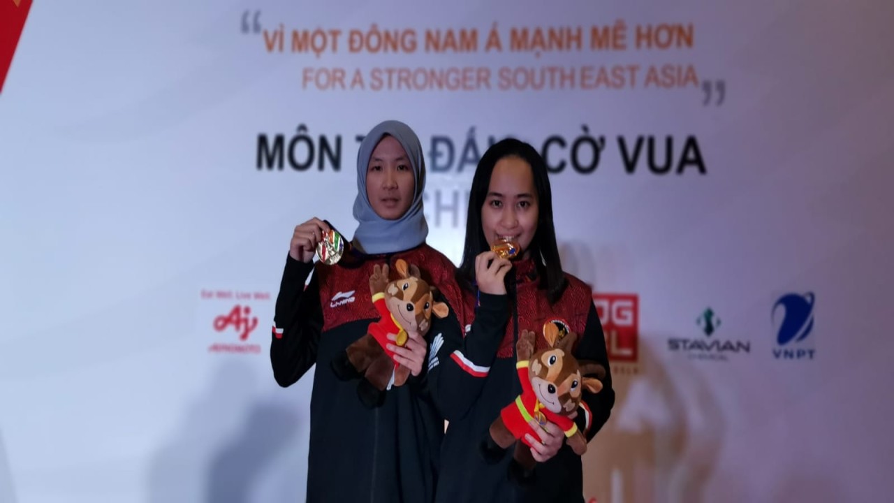 MIW Ummi Fisabilillah (kiri) dan Chelsie Monica Sihite rebut emas catur kilat beregu SEA Games 2021/ist