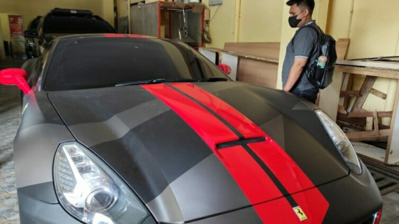 Mobil Ferrari Indra Kenz. (Ist)