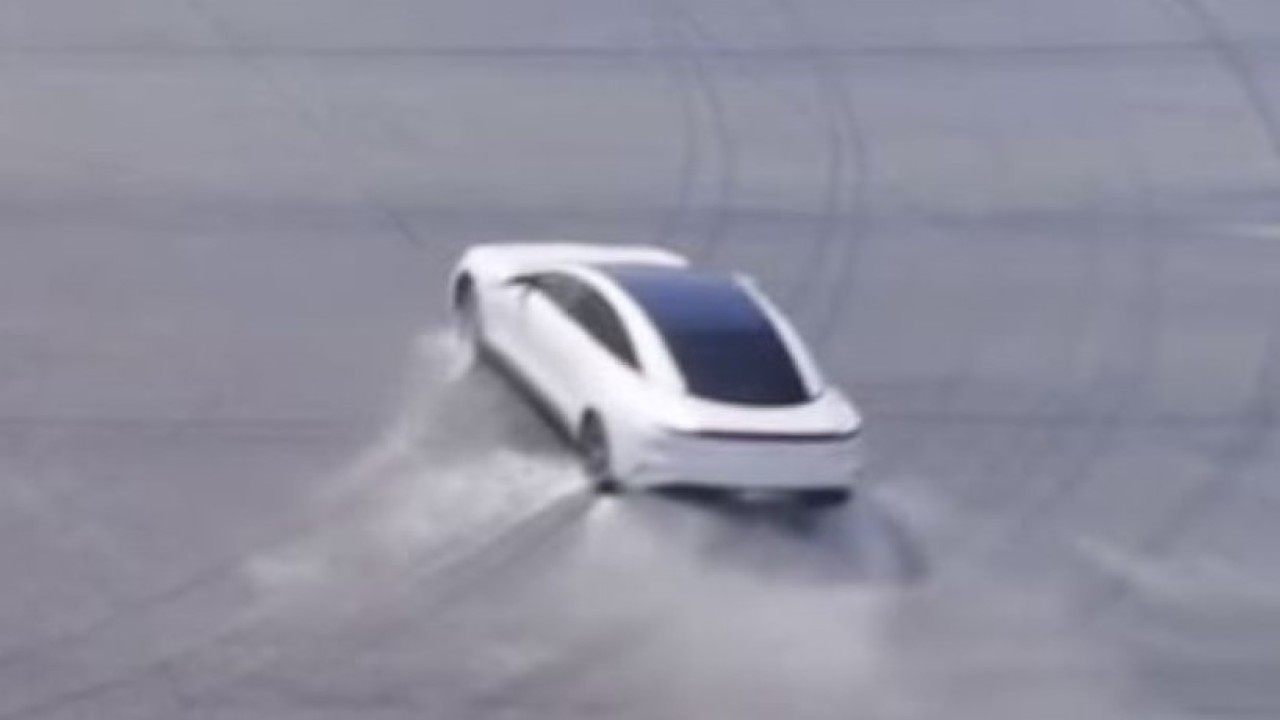 Guinness World Records mengatakan prestasi itu memecahkan rekor mobil melayang terlama untuk kendaraan listrik di permukaan basah. (Tangkapan layar/Istimewa)