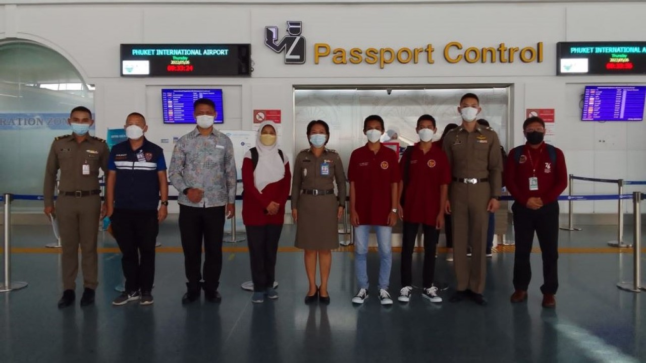 Perwakilan KJRI Songkhla, mengantar kedua anak tersebut hingga keberangkatan dari Bandara Internasional Phuket. (KJRI Songkhla/Kemenlu)