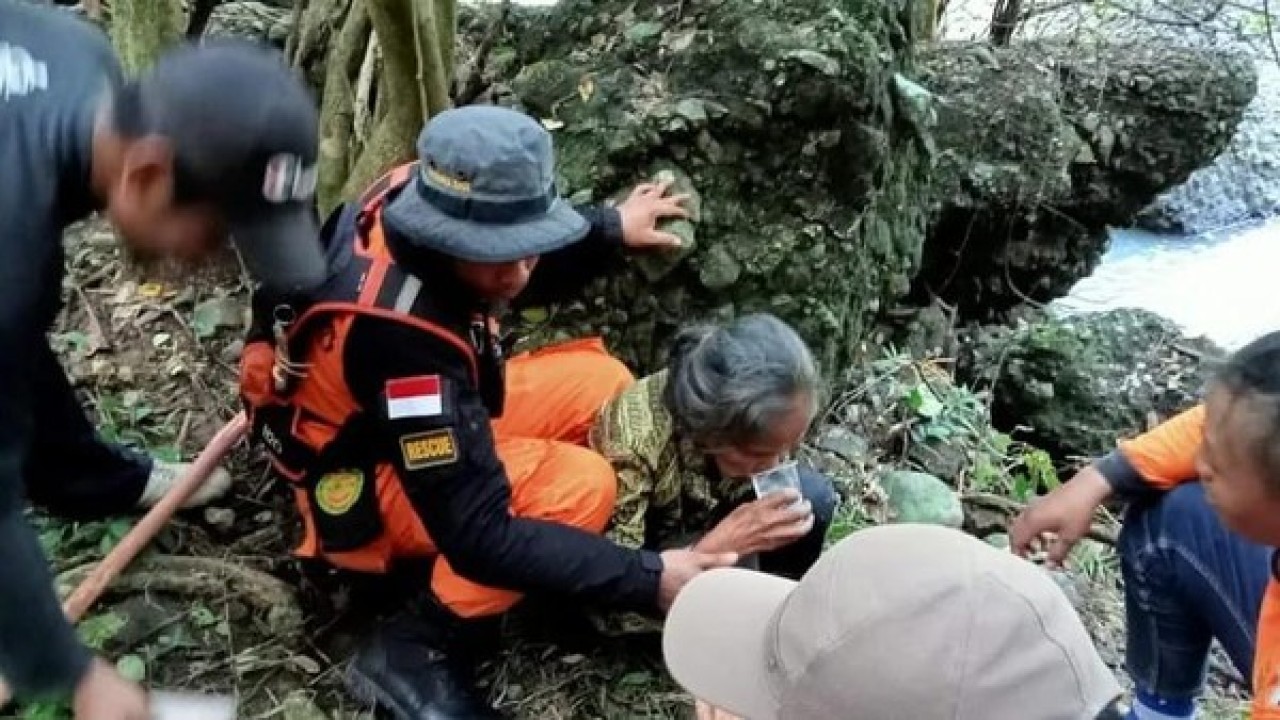 Nenek Kasih saat diselamatkan petugas. (Basarnas)