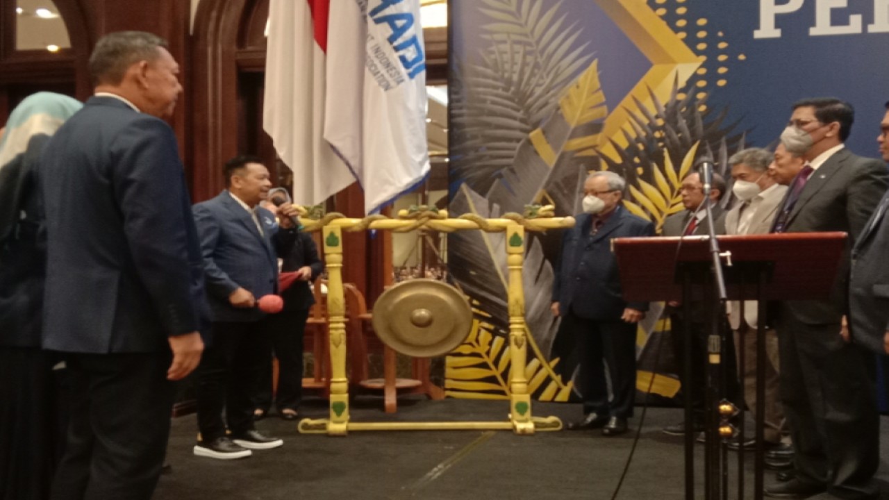 Ketua Umum Dewan Pimpinan Nasional (DPN) Peradi Prof. Dr. Otto Hasibuan, S.H., M.M., membuka Rapimnas Peradi di Hotel Bidakara, Jakarta, Jumat (20/5/2022). (Adiantoro/NTV)