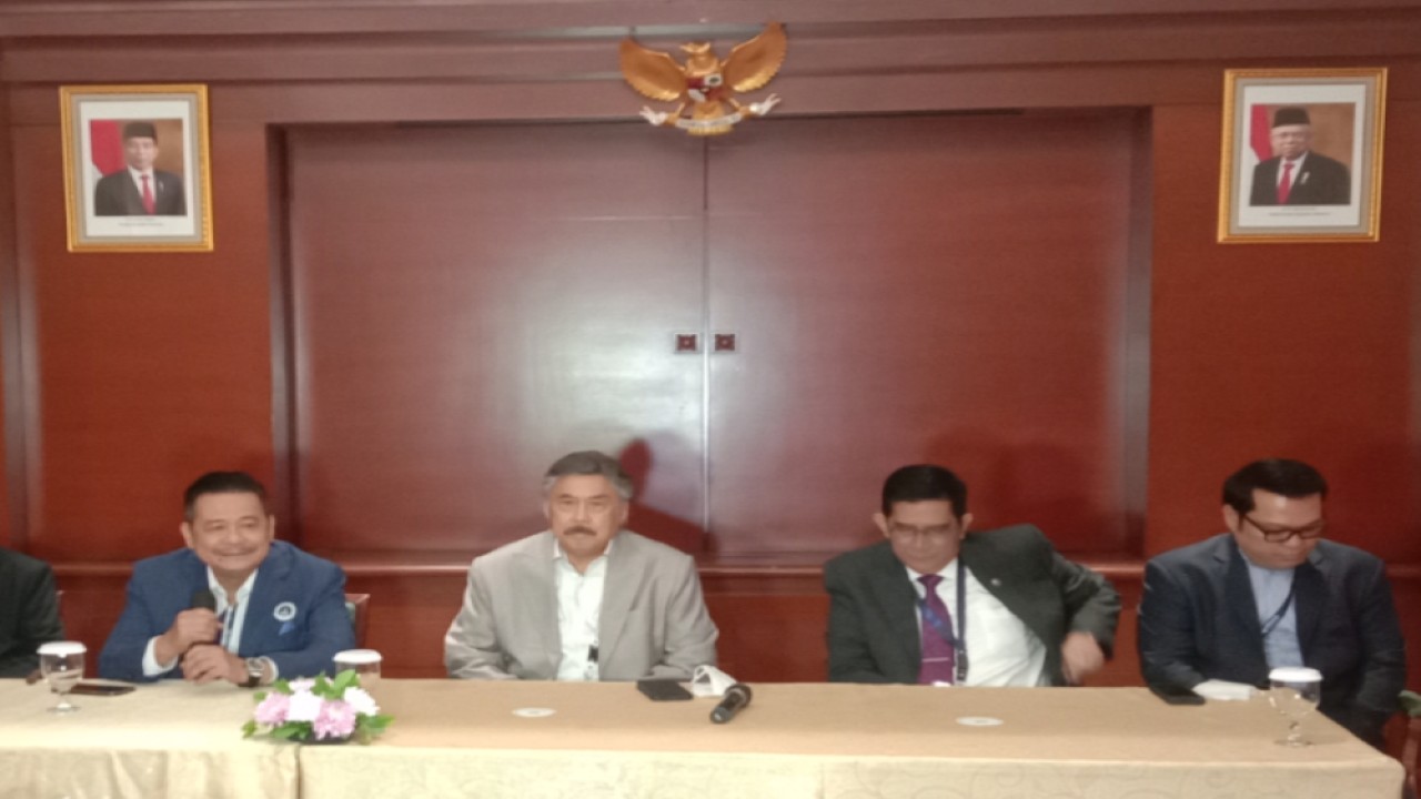 Ketua Umum Dewan Pimpinan Nasional (DPN) Peradi Prof. Dr. Otto Hasibuan, S.H., M.M., saat menggelar konferensi pers disela-sela Rapimnas Peradi, di Hotel Bidakara, Jakarta, Jumat (20/5/2022). (Adiantoro/NTV)