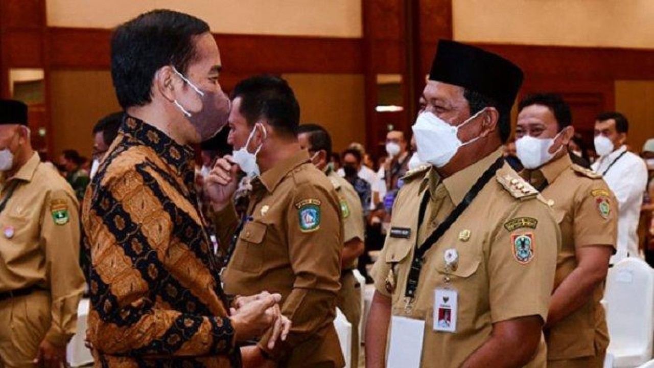 Paman Birin (kanan) berbincang akrab dengan Presiden Jokowi. Foto:  Biro Adpim Setdaprov Kalsel