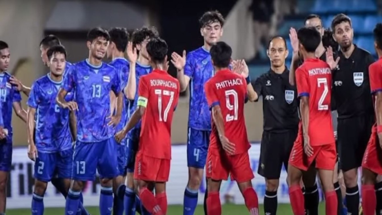 Para pemain Timnas U23 Indonesia menyalami wasit dan para pemain Thailand jelang laga/ist