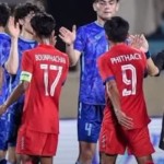 Para pemain Timnas U23 Indonesia menyalami wasit dan para pemain Thailand jelang laga-1652964124