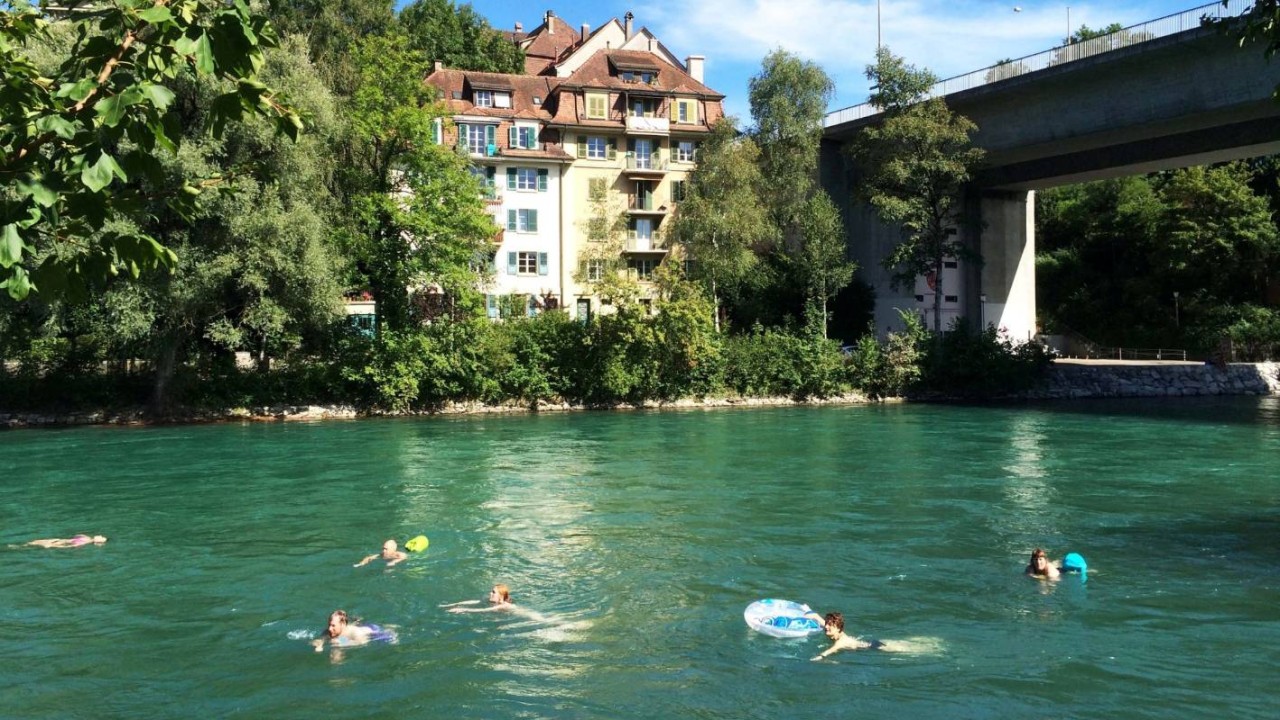 Para wisatawan sedang berenang di Sungai Aare Swiss/ist