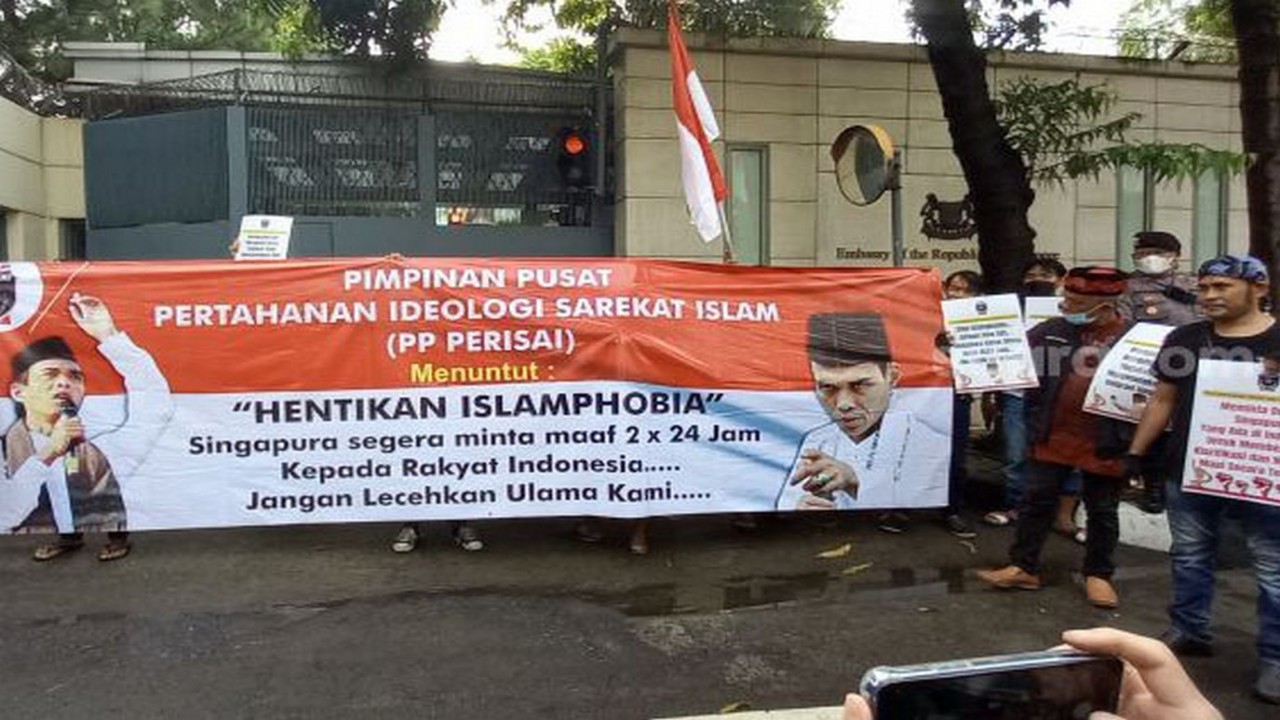 Pendukung UAS berunjuk rasa di depan kantor Kedubes Singapura di Jakarta/ist