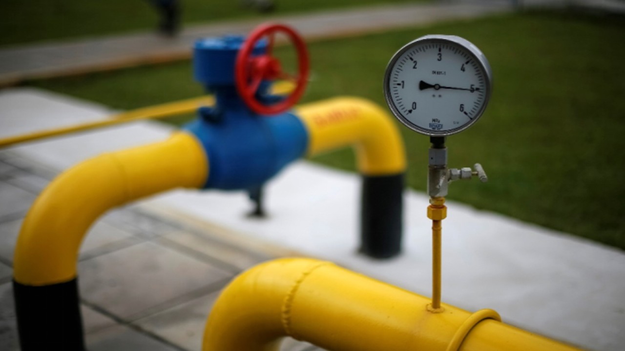 Pipa dan katup pengukur tekanan di stasiun kompresor penguat (BCS) di ladang gas Poltava Timur dekat desa Kovalivka, di wilayah Poltava, Ukraina. (Reuters)