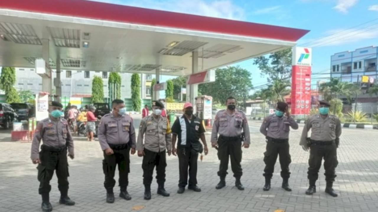 Sejumlah personil Polda NTT sedang melaksanakan Patroli di salah satu SPBU di Kota Kupang. (Foto: Ist)