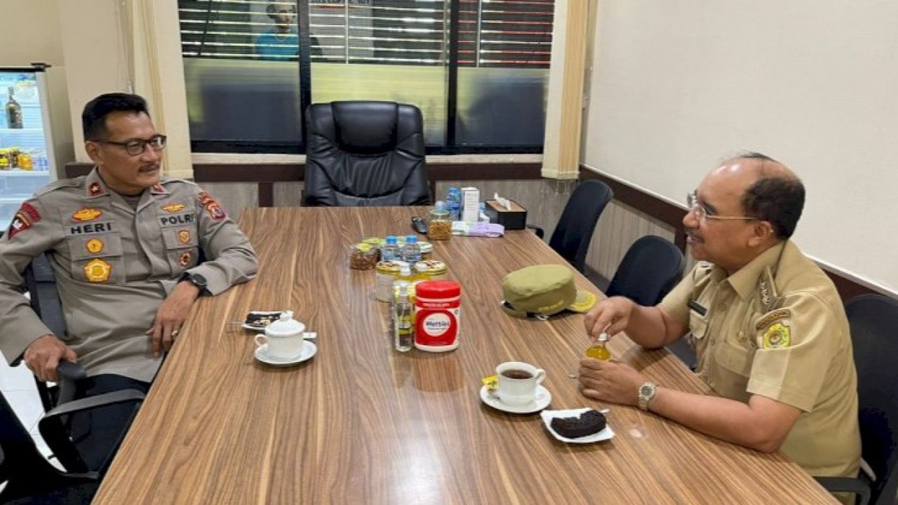 Wakapolda NTT, Brigjen Pol. Heri Sulistianto saat menerima kunjungan Silaturahmi Walikota Kupang Kupang Jefirstson R. Riwu Kore, di Mapolda NTT, Selasa (10/5/2022) siang. Foto (Istimewa)