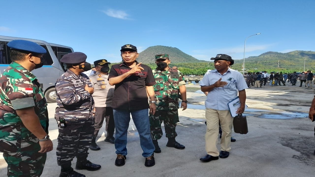 Personel Ditpolairud Polda NTT saat memberikan edukasi protokol kesehatan kepada para masyarakat nelayan di wilayah pesisir Kabupaten Flores Timur, Kamis (26/5/2022). Foto (Ist.)