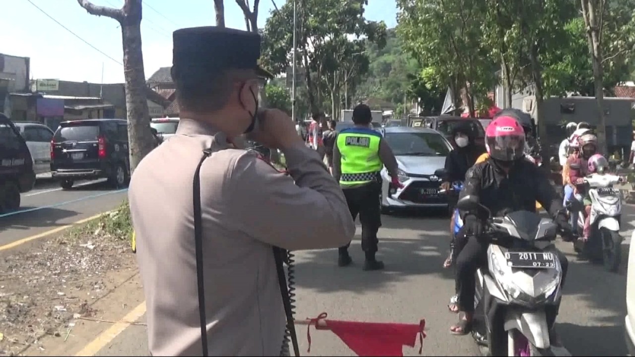 Petugas beri himbauan pada pengguna jalan. Foto: saifal ode