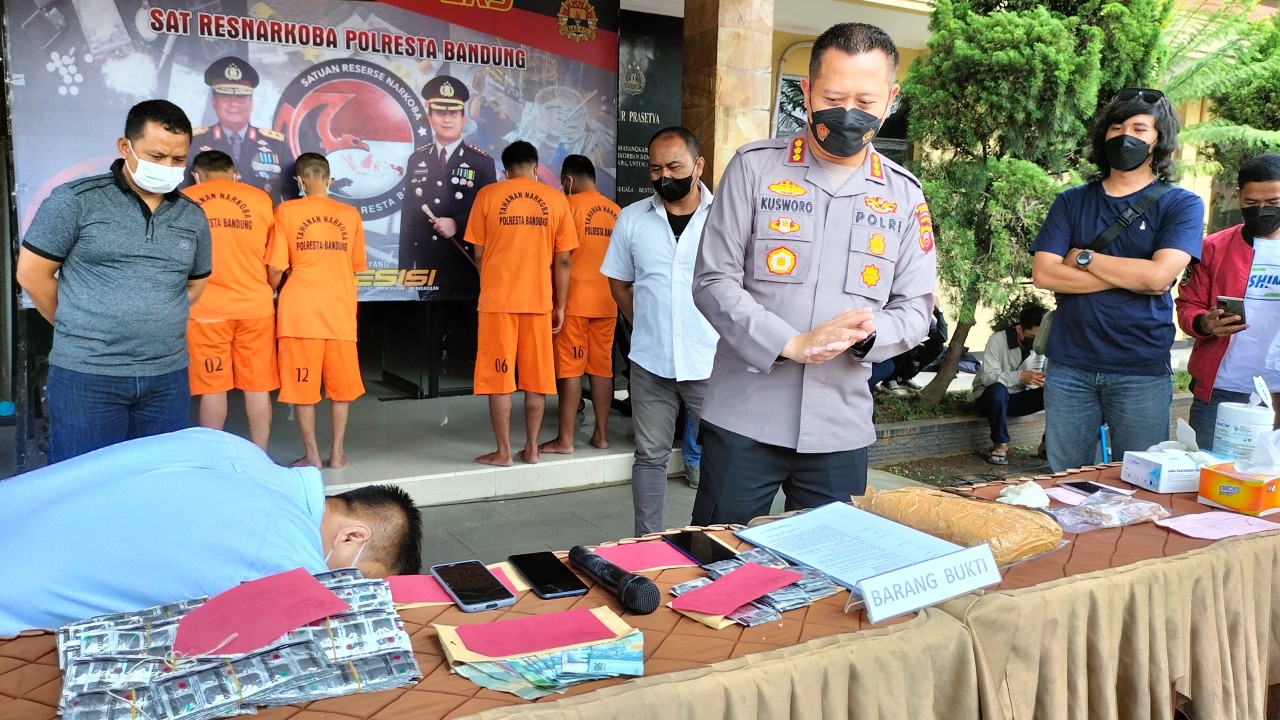 Polresta Bandung tangkap empat orang kurir narkoba. Foto: saifal ode