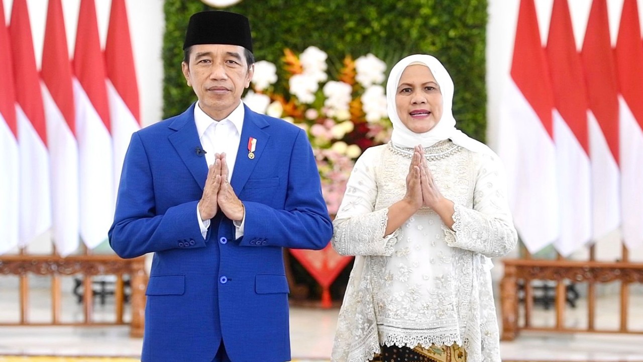 Presiden Joko Widodo beserta Ibu Iriana Joko Widodo menyampaikan ucapan selamat Idulfitri 1443 Hijriah. (Sekretaris Presiden)