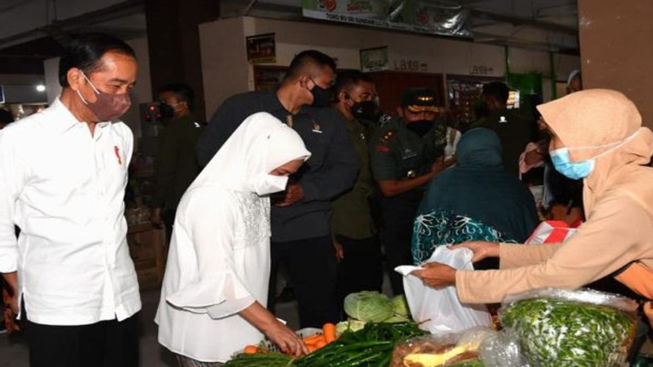 Presiden Jokowi bersama istri meninjau pasar/ist