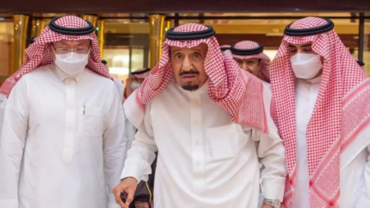 Raja Arab Saudi Salman bin Abdulaziz telah keluar dari Rumah Sakit (RS) Spesialis King Faisal pada Minggu (15/5/2022). (Twitter/EKH_brk/Al Arabiya)