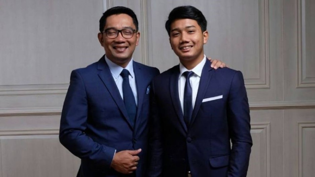 Ridwan Kamil dan putra sulungnya, Emmeril Kahn Mumtadz. (Grid.id)