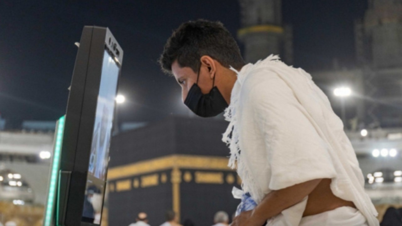 Robot pemandu di Masjidil Haram bisa menjawab pertanyaan jamaah dalam 11 bahasa. ((@ReasahAlharmain via Arab News)