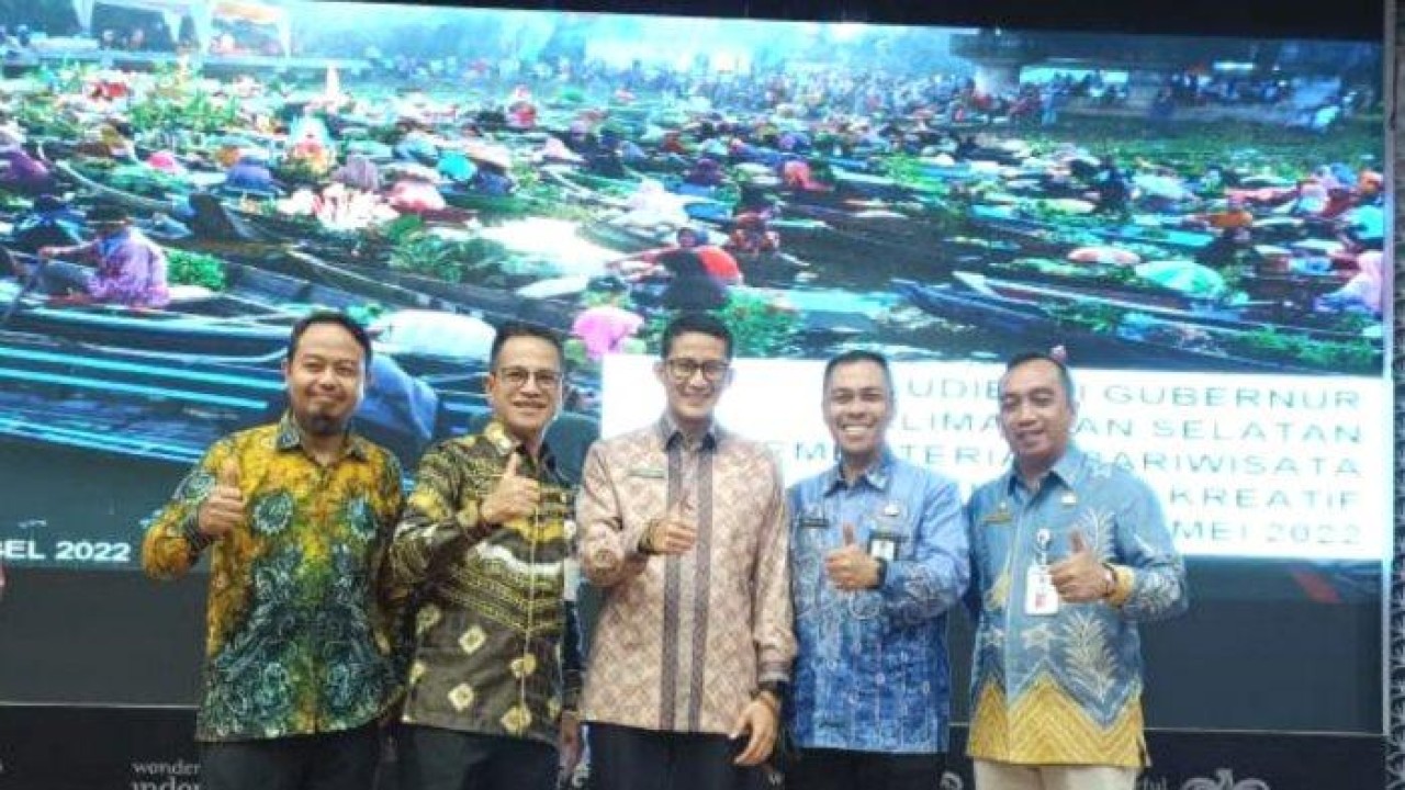 Sekdakab dan Kadispora  Kotabaru bersama Menparekraf Sandiaga Uno (tengah) /Sekdakab