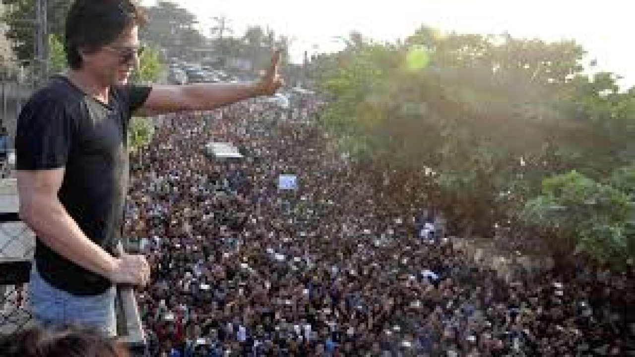 Shah Rukh Khan bersama jutaan fans/ist