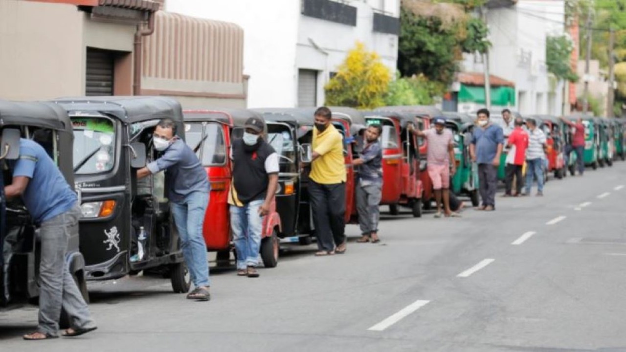 Pengemudi bajaj mengantre untuk membeli bensin di sebuah pompa bensin di Kolombo, Sri Lanka. (Dinuka Liyanawatte/Reuters)