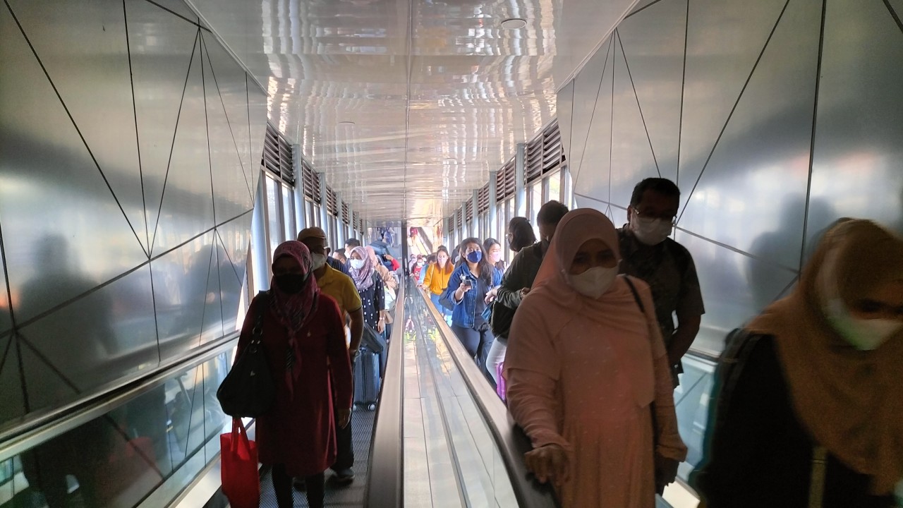 Penumpang KAI stasiun Bandung saat turun dari kereta api. Foto: Saifal Ode