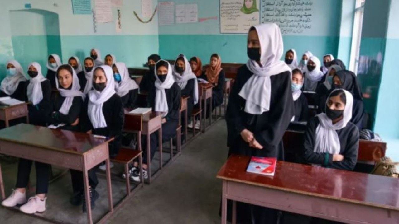 Anak perempuan menghadiri kelas setelah sekolah mereka dibuka kembali oleh Taliban di Kabul pada 23 Maret 2022. (AFP)