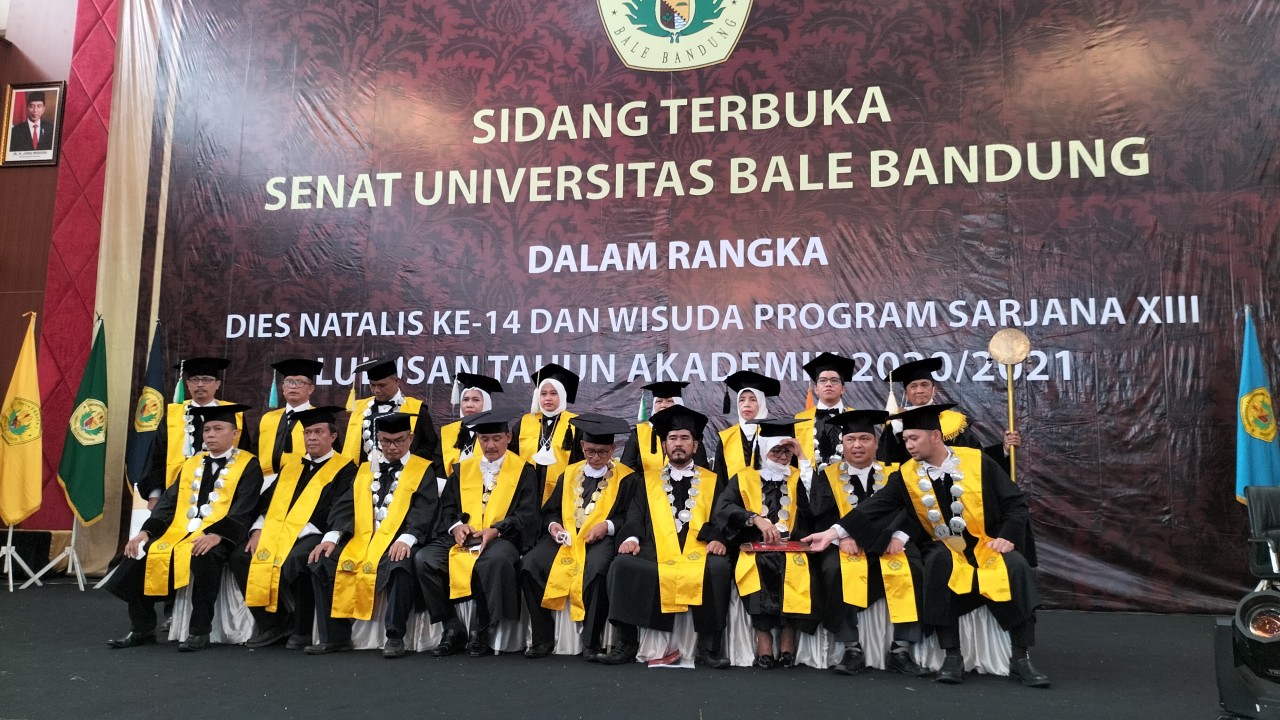 Sidang terbuka senat Universitas Bale Bandung. Foto: Saifal Ode