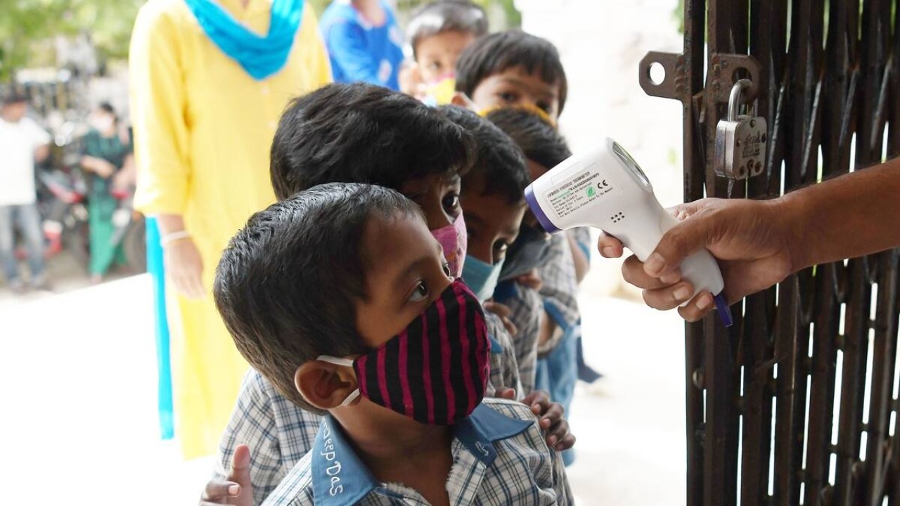 Untuk mencegah penyebaran flu tomat anak-anak di India dicek suhu tubuhnya/ist