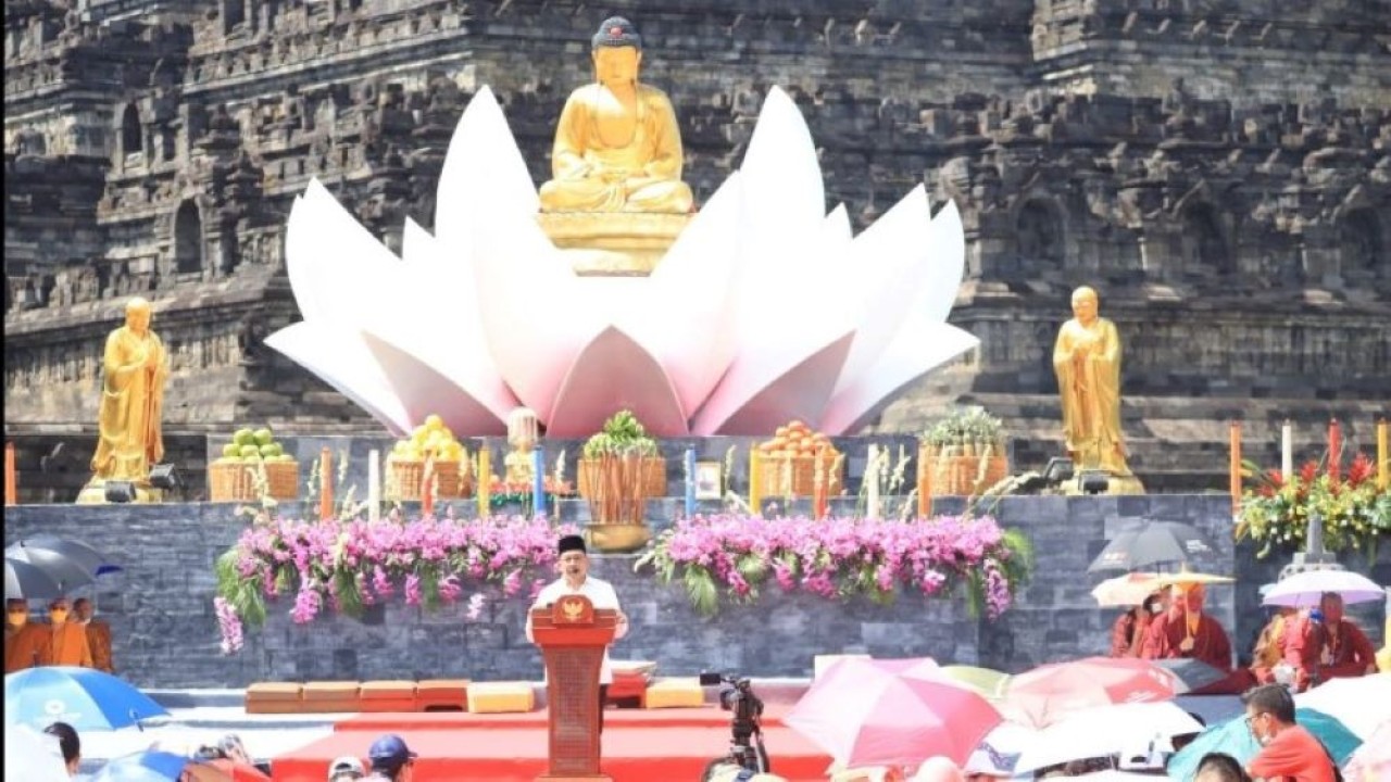 Wamenag Zainut Tauhid Sa'adi saat memberi sambutan dalam rangkaian perayaan Tri Suci Waisak, di Candi Agung Borobudur, Magelang, Senin (16/5/2022). (Humas Kemenag)