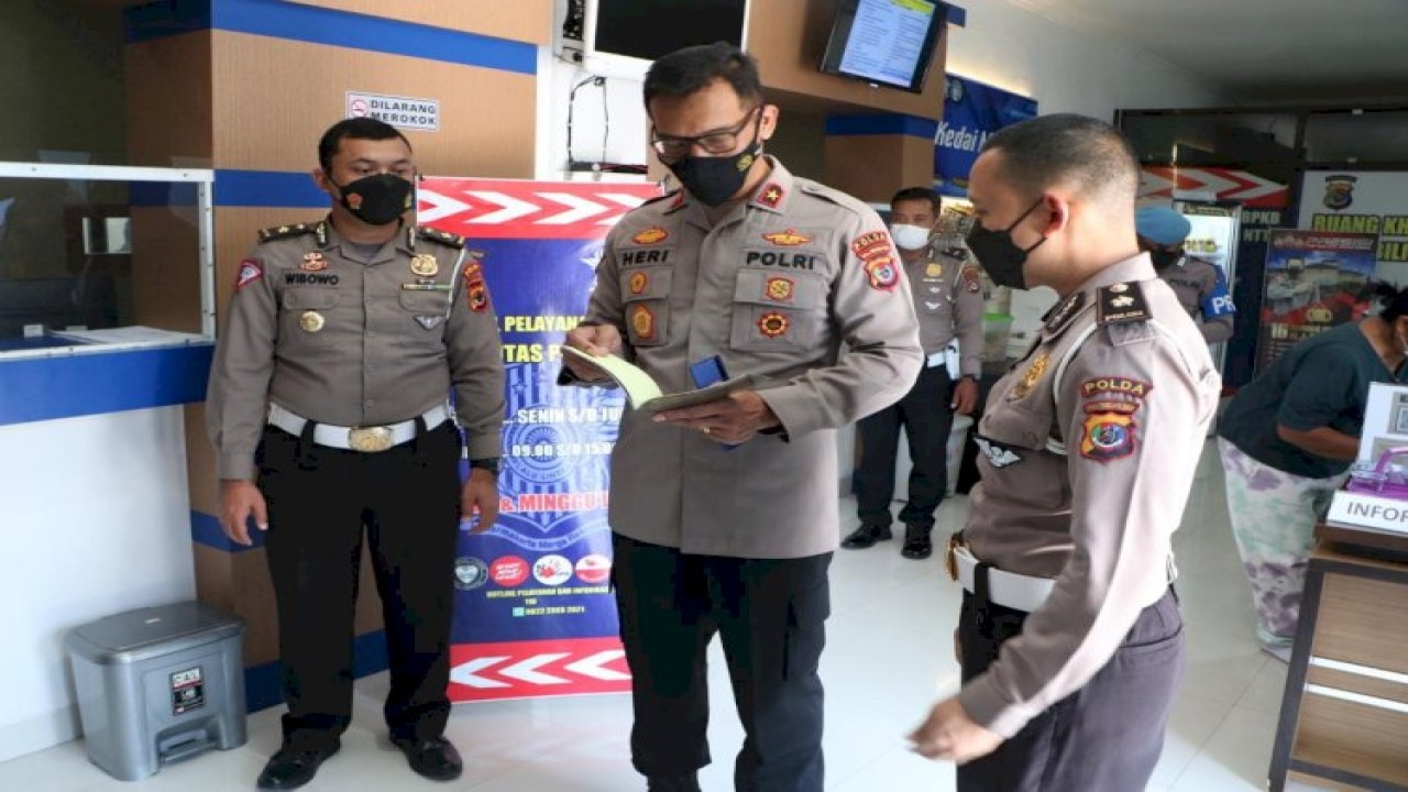 Wakapolda NTT Brigjen Pol. Heri Sulistianto saat melakukakan Kunjungan ke kantor Ditlantas Polda NTT, Kamis (12/5/2022) siang. Foto (Istimewa)