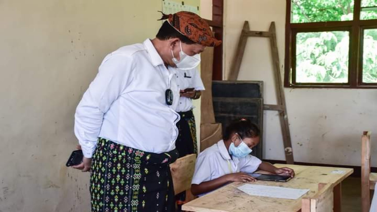 Wakil Bupati Manggarai, Heribertus Ngabut,  memantau pelaksanaan ujian sekolah di SDI Mendo, Desa Golo Mendo, Kecamatan Wae Ri'i pada Selasa (10/5/2022). Foto(Istimewa)