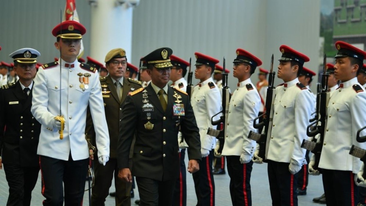 Prestasi Panglima TNI Jenderal Andika Perkasa membuat Singapura memberikan penghargaan militer bergengsi. (Mindev.gov.sg)