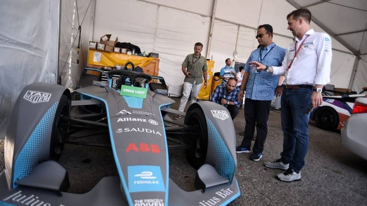 Anies Baswedan meninjau mobil listrik yang akan digunakan dalam balapan Formula E/ist