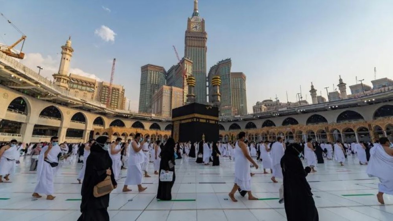 Umat ​​Islam menjalankan ibadah umrah di sepuluh hari terakhir Ramadhan, dengan tetap menjaga jarak sosial akibat pandemi virus corona (Covid-19), di Masjidil Haram, di kota suci Makkah, Arab Saudi, pada 2 Mei 2021. (SPA/Al Arabiya)