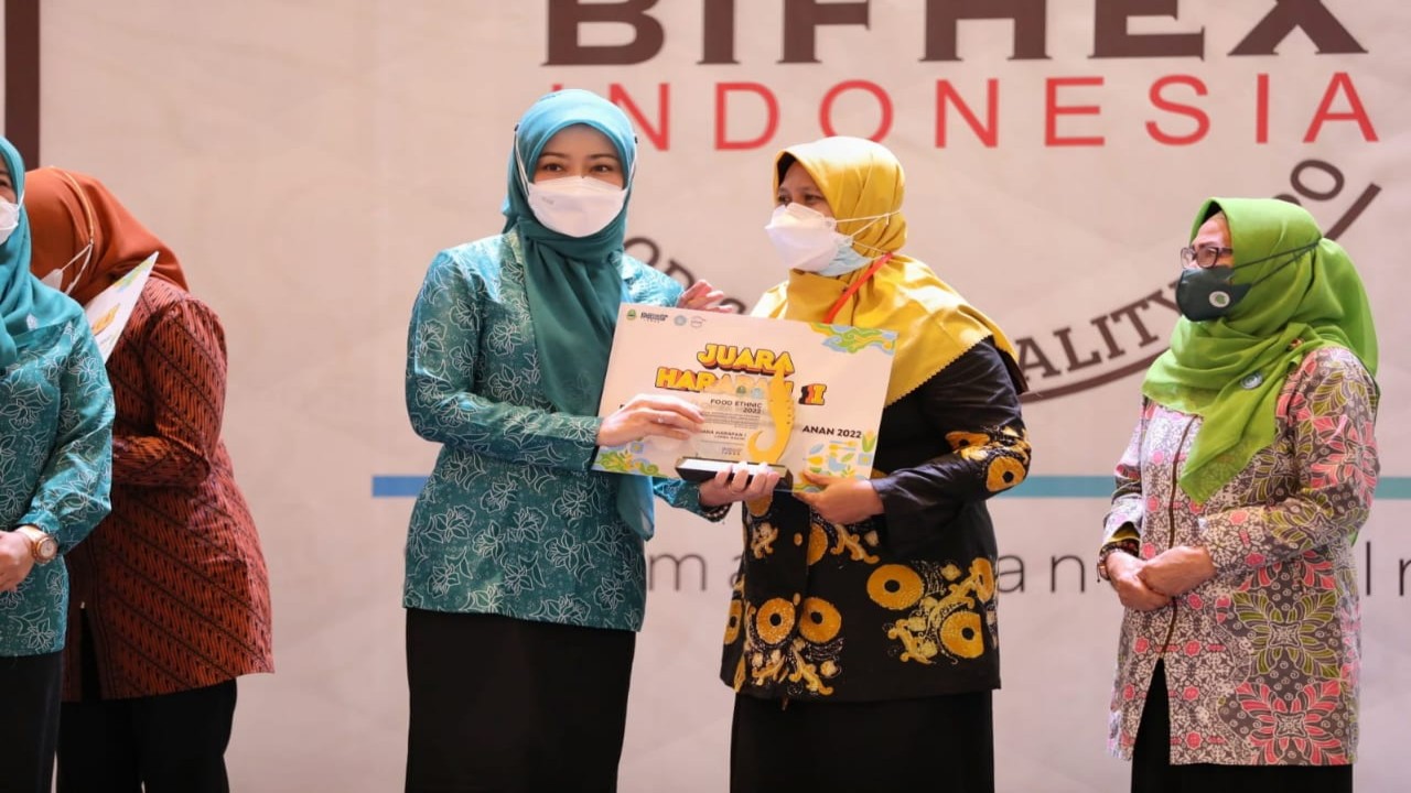 Atalia Ridwan Kamil Serahkan Hadiah pemenang lomba festival keanekaragaman makanan tingkat PKK se-Jabar