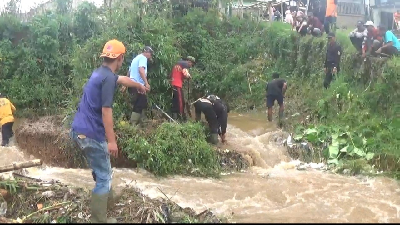 Masyarakat gotong royong melakukan penanggulangan banjir. Foto : Saifal Ode
