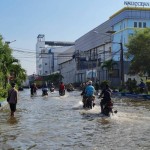 Banjir rob di pantai utara Jakarta pada 27 Mei 2021 (Doc. tweet Miduk17)-1654959786