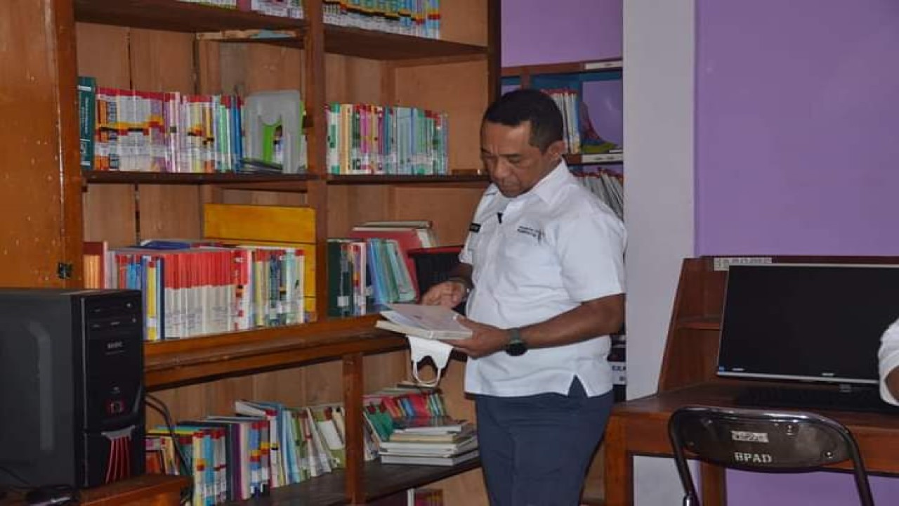 Bupati Manggarai, Heribertus G.L Nabit saat mengunjungi Kantor Dinas Kearsipan dan Perpustakaan Daerah Kabupaten Manggarai. Foto (Prokopim Manggarai)