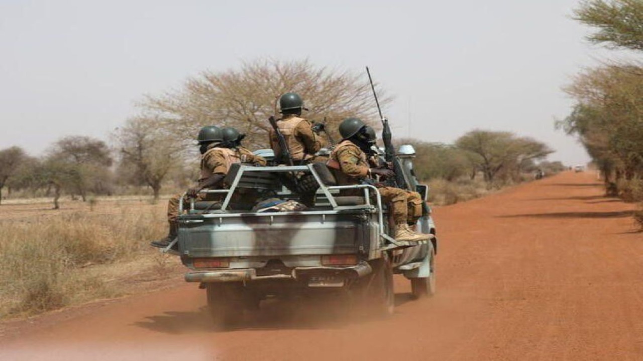 Tentara Burkina Faso melakukan patroli. (Luc Gnago/Reuters)