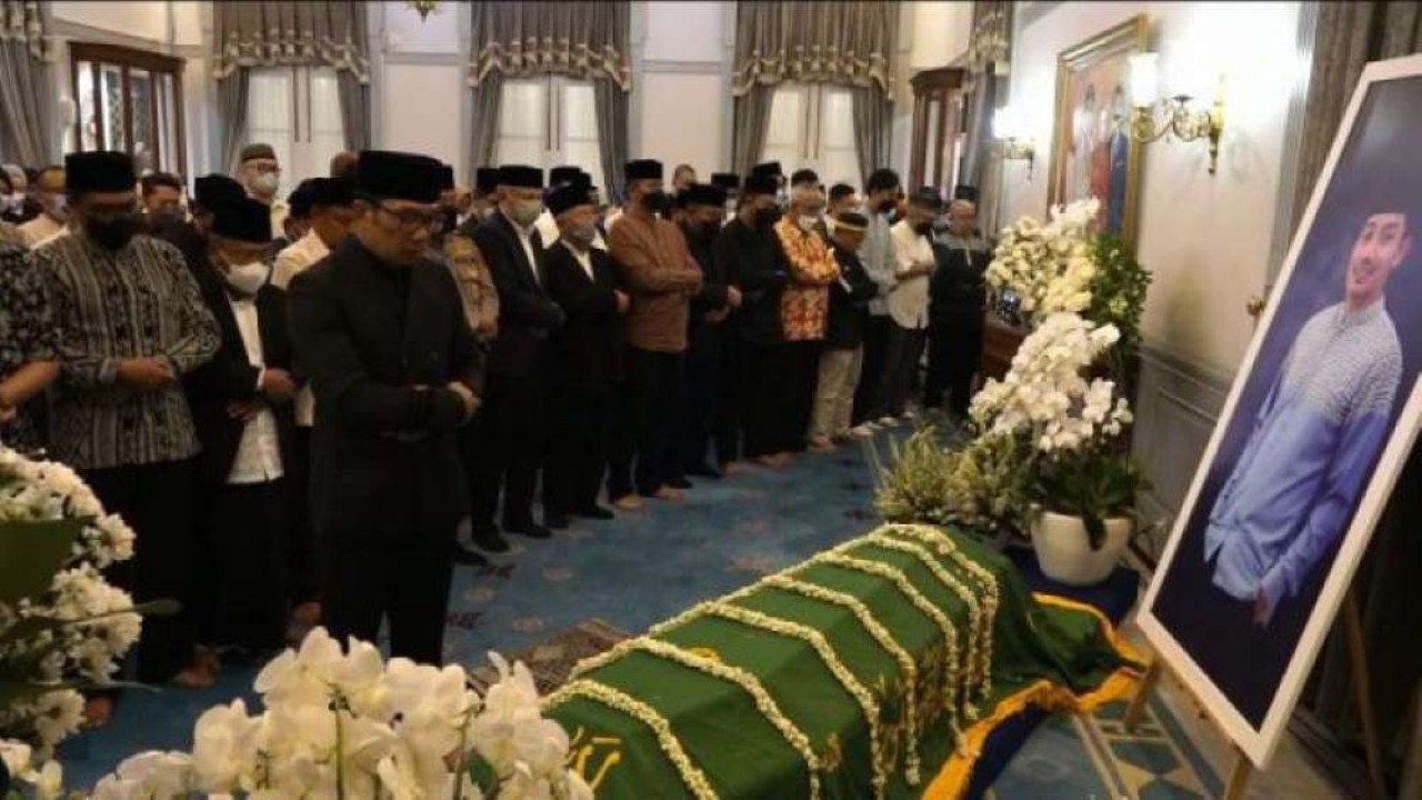 Ridwan Kamil tampak menjadi imam mensalatkan jenazah Emmeril Kahn Mumtadz (Eril). (Istimewa)