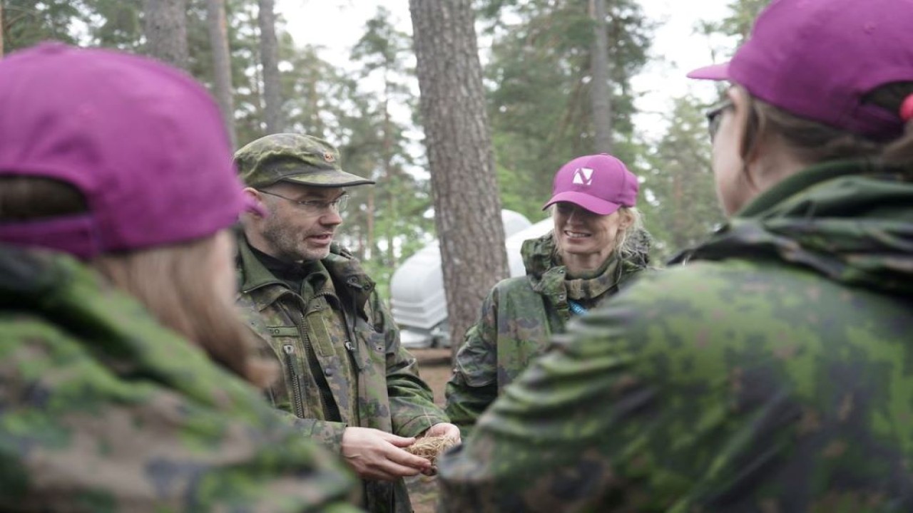 Wanita Finlandia mengikuti pelatihan militer karena khawatir diserang Rusia. (Reuters)