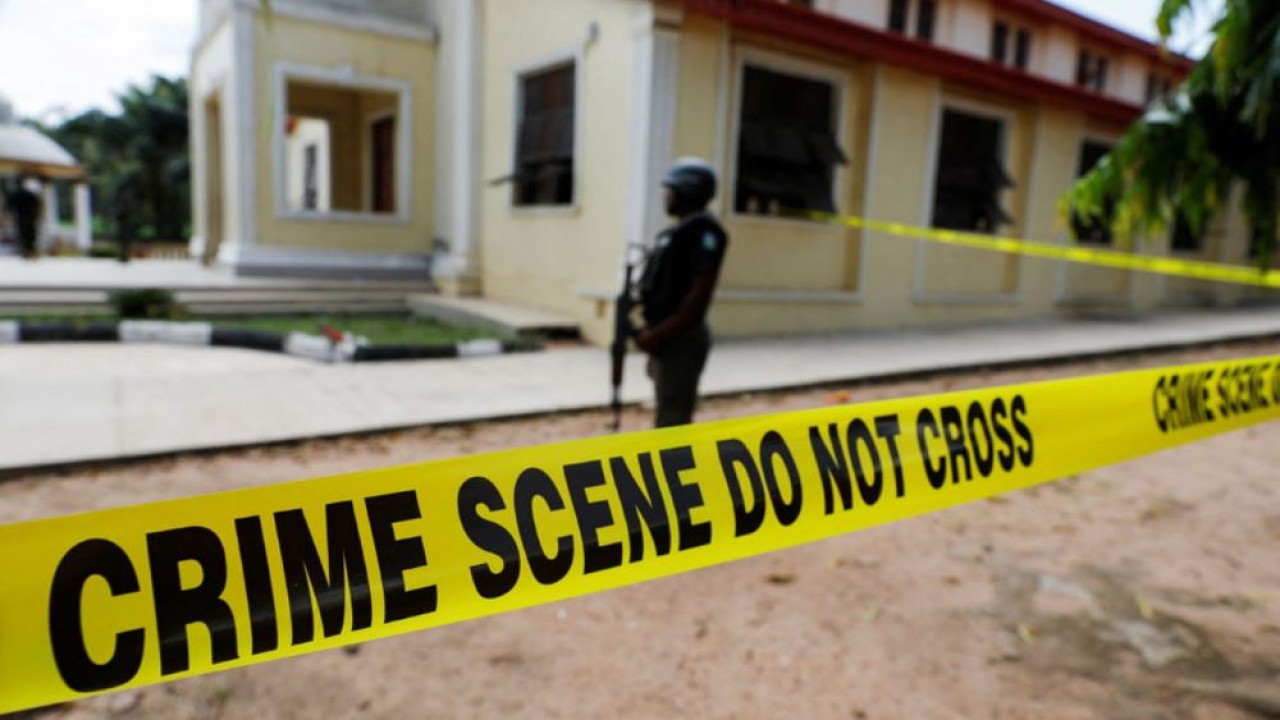 Garis polisi terlihat di depan Gereja Katolik St. Francis di mana orang-orang bersenjata menyerang jemaah saat misa Minggu di Owo, Ondo, Nigeria, 6 Juni 2022. (Temilade Adelaja/Reuters)