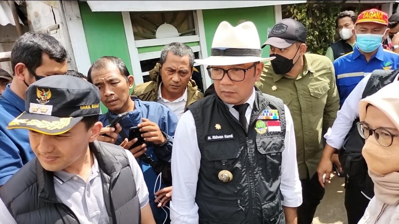 Gubernur Jawa Barat Ridwan Kamil meninjau lokasi banjir bandang di Ciwidey. Foto: Saifal Ode
